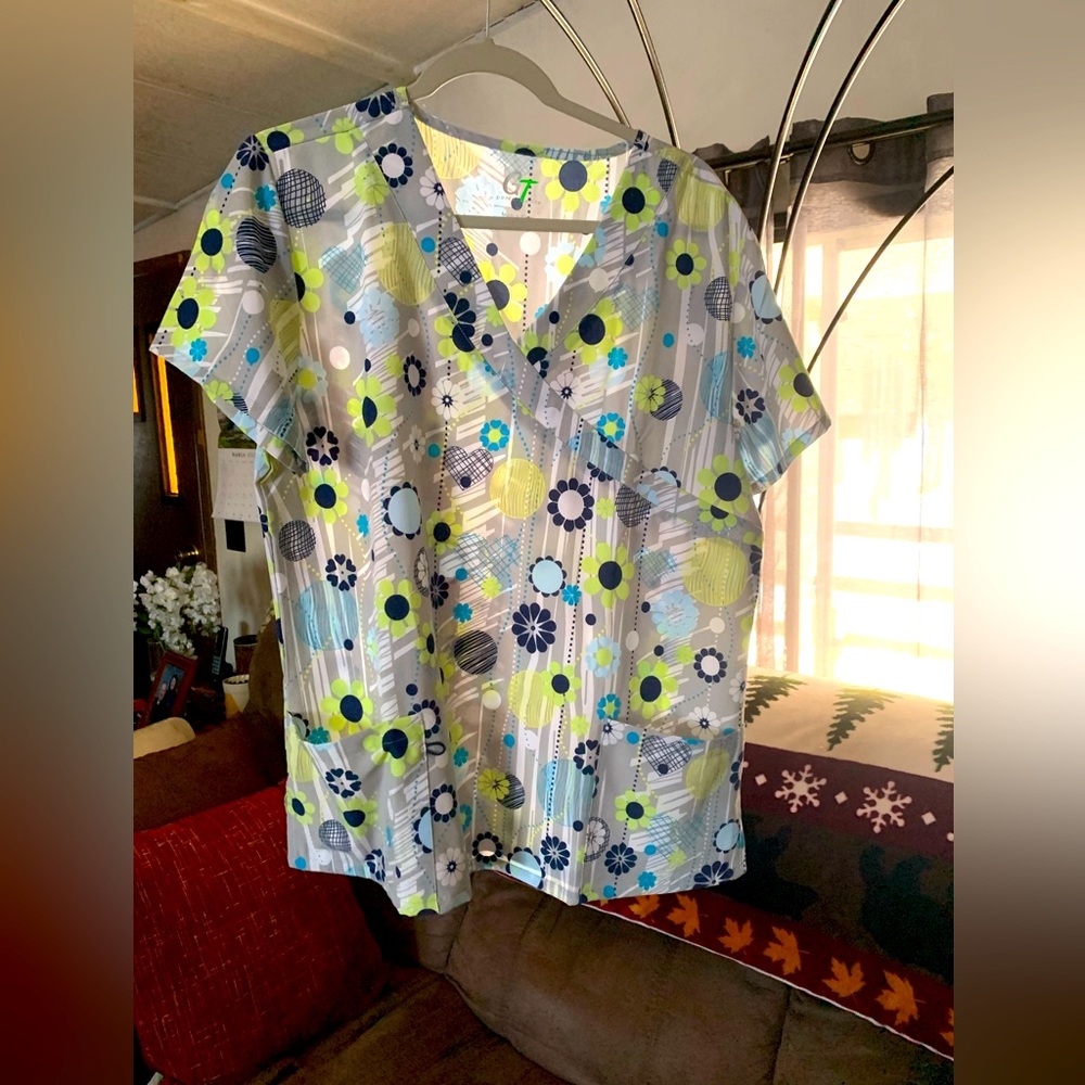 Print scrub shirt
